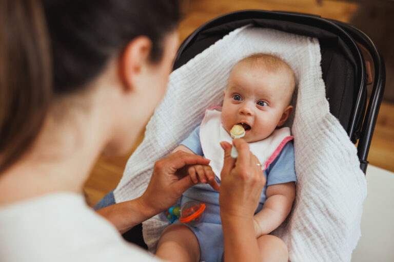 Normális, ha a baba evés után hány? – Mi számít aggasztónak, és mikor nincs ok pánikra