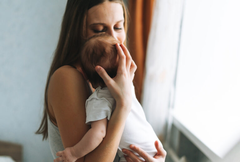 A babák „túró állagú” bukása – miért történik és mit tehetsz ellene?