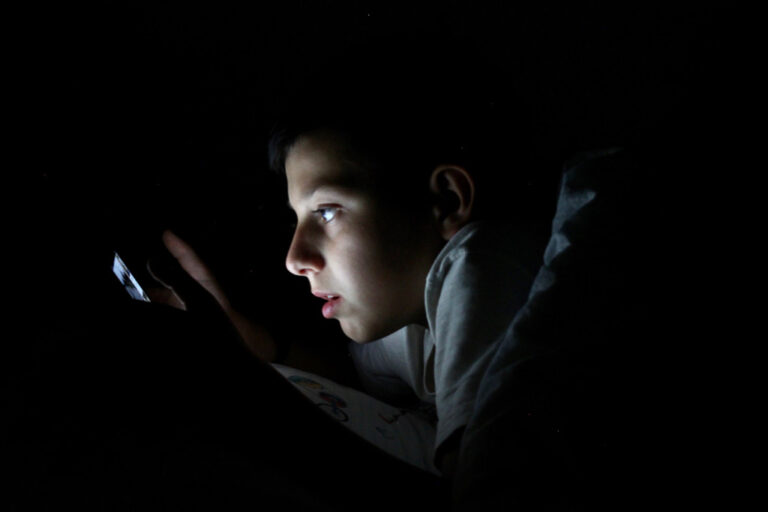 Ezért pont a 12 éves fiúk a legsebezhetőbbek az online világban és mit tehetsz, hogy megóvd a gyereked