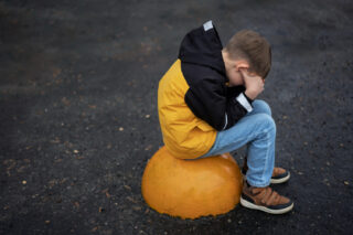 A 3 legártatlanabbnak tűnő mondat, amellyel akaratlanul is rombolhatod gyermeked érzelmi biztonságát – és mit mondj helyettük